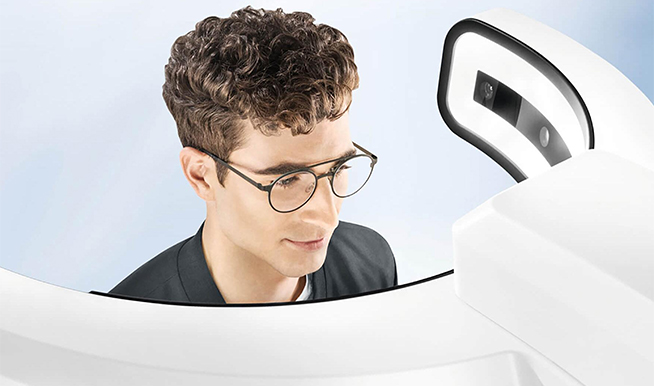 Patient at a ZEISS digital eye scanning device